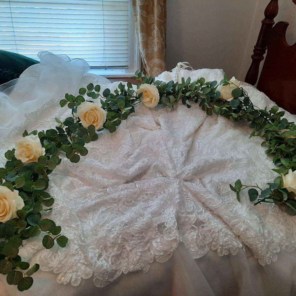 garland with cream roses